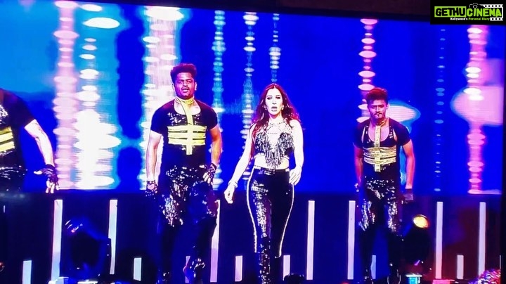 Sophie Choudry Instagram - By now you all know how much I love being on stage…So grateful to be one of the few who can sing, dance and host professionally..Not everyone gets to do a job they love so I appreciate how blessed I am🙏🏼💕🧿 #mondaymotivation #giglife #grateful #teamsophie #lovemyteam #dance #stagestyle #sophiechoudry #garmi Thanku Vinod Sumeet and my amazing dancers for always being with me!
