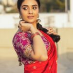Sreemukhi Instagram - Saregamapa ✨ Ugadi special ❤️ This Sunday on @zeetelugu ✨ Outfit @labelvishwa Styling @hemamanohar1 Earrings @pretty.jewelbox PC @chinthuu_klicks Make up @nookesh.malla Hair @gopi_bridal_makeovers #sreemukhi #ugadispecial #zeetelugu #saregamapa