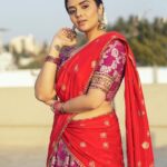 Sreemukhi Instagram - Saregamapa ✨ Ugadi special ❤️ This Sunday on @zeetelugu ✨ Outfit @labelvishwa Styling @hemamanohar1 Earrings @pretty.jewelbox PC @chinthuu_klicks Make up @nookesh.malla Hair @gopi_bridal_makeovers #sreemukhi #ugadispecial #zeetelugu #saregamapa