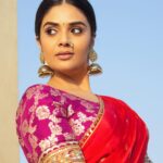 Sreemukhi Instagram - Saregamapa ✨ Ugadi special ❤️ This Sunday on @zeetelugu ✨ Outfit @labelvishwa Styling @hemamanohar1 Earrings @pretty.jewelbox PC @chinthuu_klicks Make up @nookesh.malla Hair @gopi_bridal_makeovers #sreemukhi #ugadispecial #zeetelugu #saregamapa