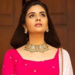 Sreemukhi Instagram - Shubakruthu nama savansthara Ugadi Shubhakankshalu! ❤️ “Full Kicku” on @geminitv at 5pm! ☺️ Celebrations begin! ✨ Outfit @elegance_designerss Styling @hemamanohar1 Jewellery @bcos_its_silver PC @chinthuu_klicks Make up @nookesh.malla Hair @praneetha_beautymakeover #sreemukhi #ugadispecial #fullkicku #geminitv