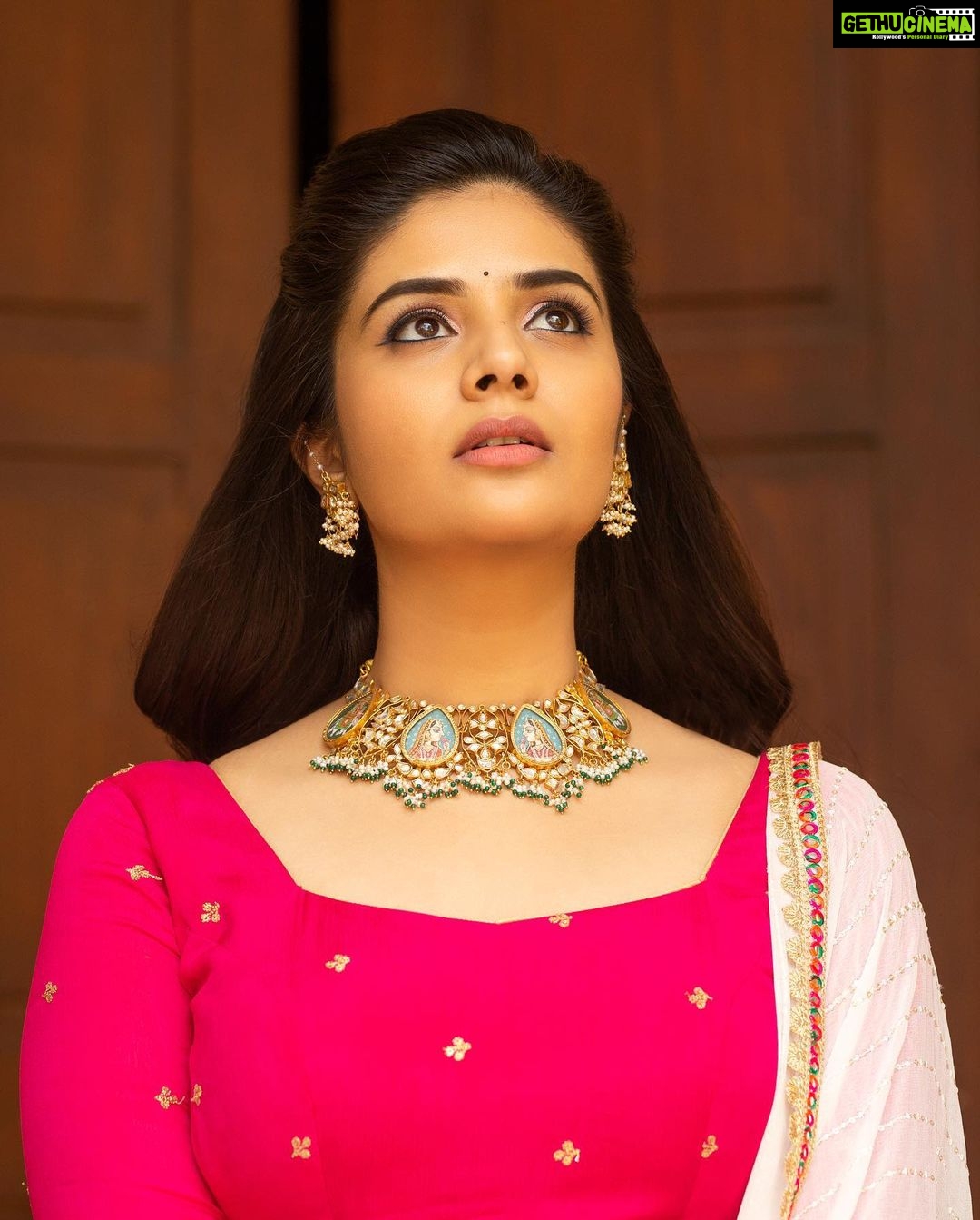 Sreemukhi Instagram - Shubakruthu nama savansthara Ugadi Shubhakankshalu! ❤️ “Full Kicku” on @geminitv at 5pm! ☺️ Celebrations begin! ✨ Outfit @elegance_designerss Styling @hemamanohar1 Jewellery @bcos_its_silver PC @chinthuu_klicks Make up @nookesh.malla Hair @praneetha_beautymakeover #sreemukhi #ugadispecial #fullkicku #geminitv