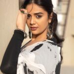 Sreemukhi Instagram - For “Cash” 🖤 Promoting “Jathi Ratnalu” this Saturday!✨ Saree & Styling @hemamanohar1 PC @chinthuu_klicks Make up @nookesh.malla Hair @gopi_bridal_makeovers #sreemukhi #jathiratnalu #cash
