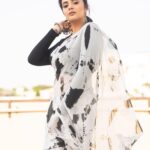 Sreemukhi Instagram - For “Cash” 🖤 Promoting “Jathi Ratnalu” this Saturday!✨ Saree & Styling @hemamanohar1 PC @chinthuu_klicks Make up @nookesh.malla Hair @gopi_bridal_makeovers #sreemukhi #jathiratnalu #cash
