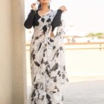 Sreemukhi Instagram - For “Cash” 🖤 Promoting “Jathi Ratnalu” this Saturday!✨ Saree & Styling @hemamanohar1 PC @chinthuu_klicks Make up @nookesh.malla Hair @gopi_bridal_makeovers #sreemukhi #jathiratnalu #cash