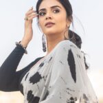 Sreemukhi Instagram - For “Cash” 🖤 Promoting “Jathi Ratnalu” this Saturday!✨ Saree & Styling @hemamanohar1 PC @chinthuu_klicks Make up @nookesh.malla Hair @gopi_bridal_makeovers #sreemukhi #jathiratnalu #cash