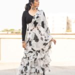 Sreemukhi Instagram - For “Cash” 🖤 Promoting “Jathi Ratnalu” this Saturday!✨ Saree & Styling @hemamanohar1 PC @chinthuu_klicks Make up @nookesh.malla Hair @gopi_bridal_makeovers #sreemukhi #jathiratnalu #cash