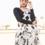 Sreemukhi Instagram - For “Cash” 🖤 Promoting “Jathi Ratnalu” this Saturday!✨ Saree & Styling @hemamanohar1 PC @chinthuu_klicks Make up @nookesh.malla Hair @gopi_bridal_makeovers #sreemukhi #jathiratnalu #cash