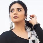 Sreemukhi Instagram - For “Cash” 🖤 Promoting “Jathi Ratnalu” this Saturday!✨ Saree & Styling @hemamanohar1 PC @chinthuu_klicks Make up @nookesh.malla Hair @gopi_bridal_makeovers #sreemukhi #jathiratnalu #cash
