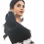 Sreemukhi Instagram - For “Cash” 🖤 Promoting “Jathi Ratnalu” this Saturday!✨ Saree & Styling @hemamanohar1 PC @chinthuu_klicks Make up @nookesh.malla Hair @gopi_bridal_makeovers #sreemukhi #jathiratnalu #cash
