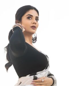 Sreemukhi Instagram - For “Cash” 🖤 Promoting “Jathi Ratnalu” this Saturday!✨ Saree & Styling @hemamanohar1 PC @chinthuu_klicks Make up @nookesh.malla Hair @gopi_bridal_makeovers #sreemukhi #jathiratnalu #cash