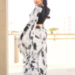 Sreemukhi Instagram - For “Cash” 🖤 Promoting “Jathi Ratnalu” this Saturday!✨ Saree & Styling @hemamanohar1 PC @chinthuu_klicks Make up @nookesh.malla Hair @gopi_bridal_makeovers #sreemukhi #jathiratnalu #cash