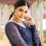 Sreemukhi Instagram - Saregamapa 🖤 Tonight on @zeetelugu ✨ Outfit @indie_vastralay Styling @hemamanohar1 Earrings @bcos_its_silver Neck piece @pretty.jewelbox PC @chinthuu_klicks Make up @nookesh.malla Hair @praneetha_beautymakeover #sreemukhi #saregamapa