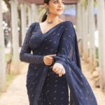 Sreemukhi Instagram - Saregamapa 🖤 Tonight on @zeetelugu ✨ Outfit @indie_vastralay Styling @hemamanohar1 Earrings @bcos_its_silver Neck piece @pretty.jewelbox PC @chinthuu_klicks Make up @nookesh.malla Hair @praneetha_beautymakeover #sreemukhi #saregamapa