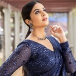 Sreemukhi Instagram - Saregamapa 🖤 Tonight on @zeetelugu ✨ Outfit @indie_vastralay Styling @hemamanohar1 Earrings @bcos_its_silver Neck piece @pretty.jewelbox PC @chinthuu_klicks Make up @nookesh.malla Hair @praneetha_beautymakeover #sreemukhi #saregamapa