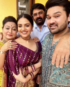 Sreemukhi Instagram - Familia ❤️🧿 At my fav cousins wedding!✨✨ Saree @brandmandir ❤️ Jewellery @pretty.jewelbox #family #love #sreemukhi