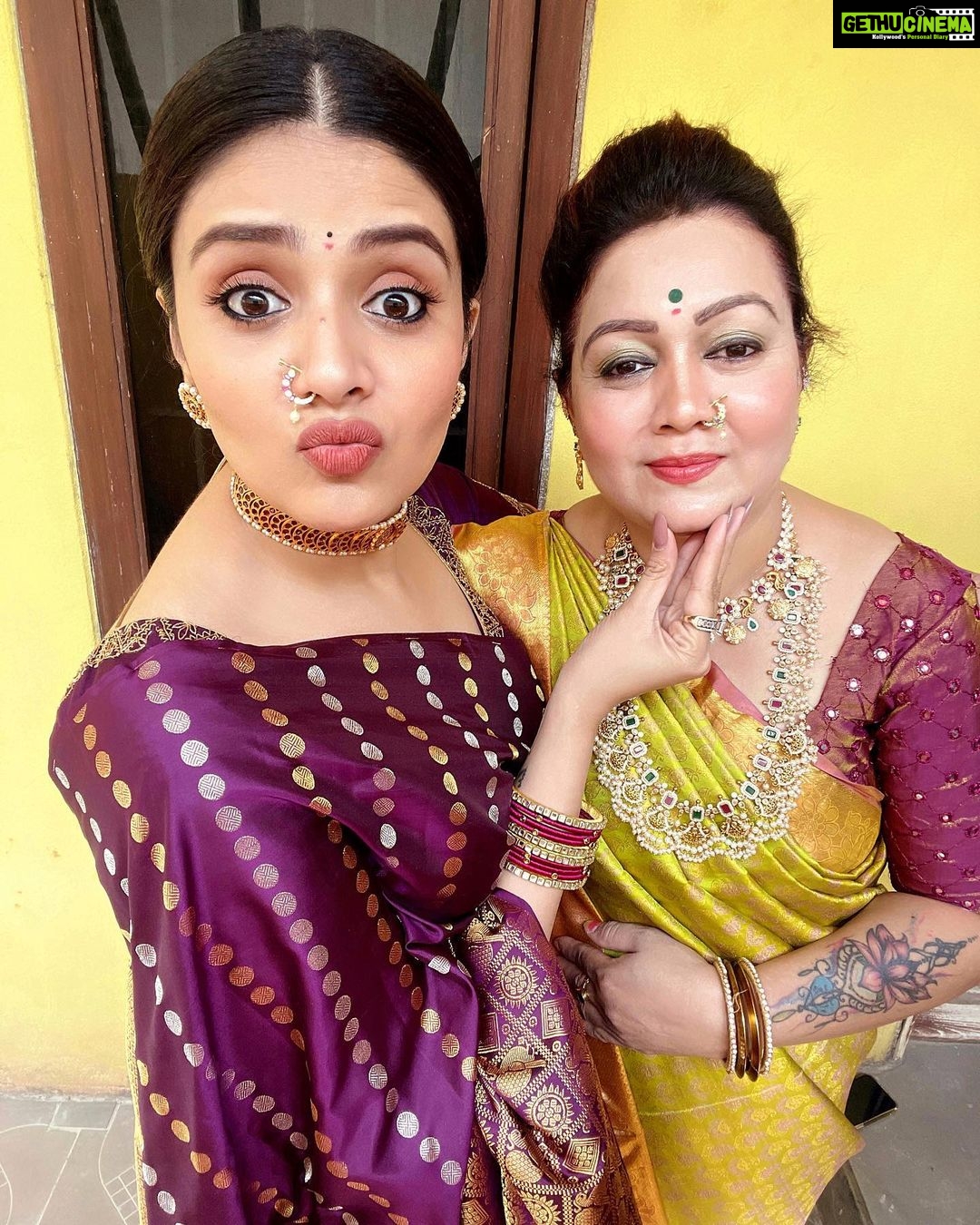Sreemukhi Instagram - Familia ❤️🧿 At my fav cousins wedding!✨✨ Saree @brandmandir ❤️ Jewellery @pretty.jewelbox #family #love #sreemukhi