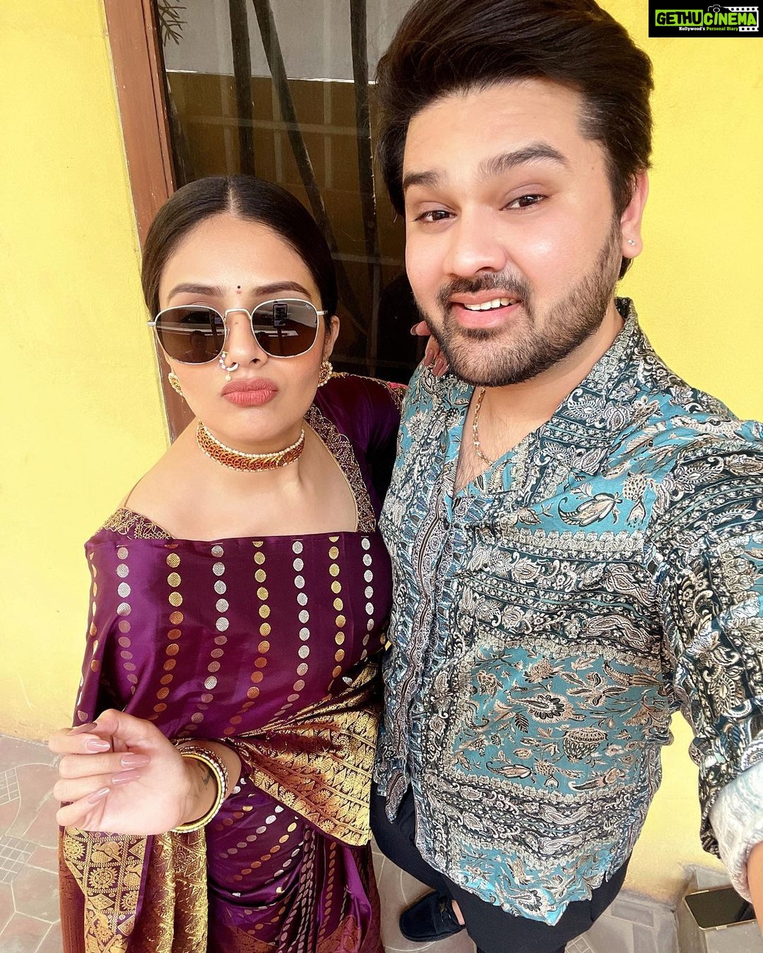 Sreemukhi Instagram - Familia ❤️🧿 At my fav cousins wedding!✨✨ Saree @brandmandir ❤️ Jewellery @pretty.jewelbox #family #love #sreemukhi