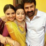Sreemukhi Instagram - Familia ❤️🧿 At my fav cousins wedding!✨✨ Saree @brandmandir ❤️ Jewellery @pretty.jewelbox #family #love #sreemukhi