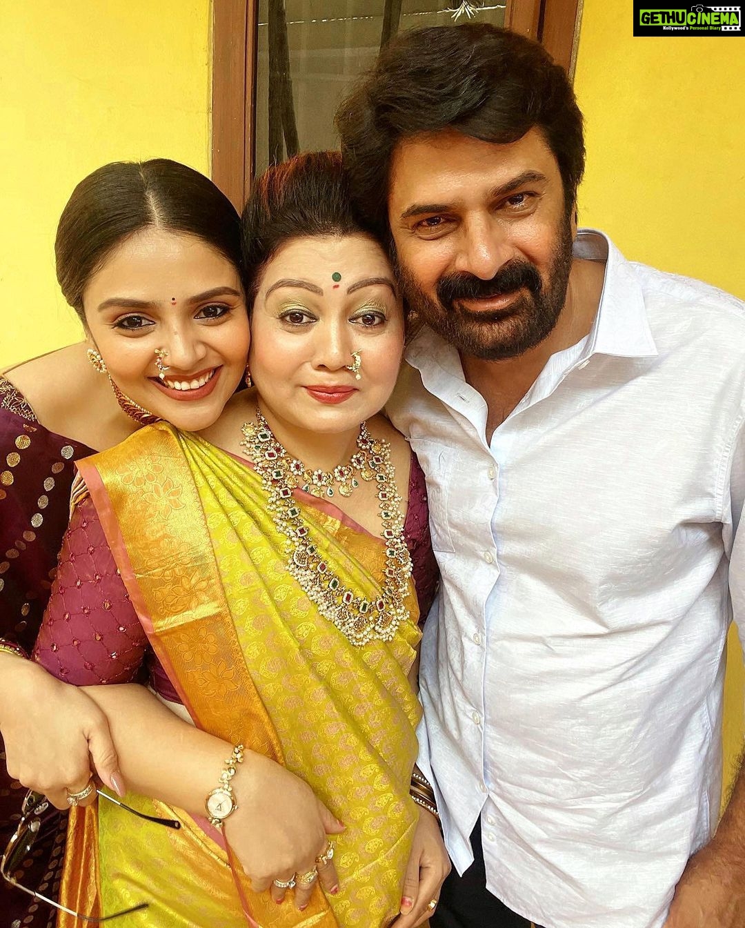 Sreemukhi Instagram - Familia ❤️🧿 At my fav cousins wedding!✨✨ Saree @brandmandir ❤️ Jewellery @pretty.jewelbox #family #love #sreemukhi