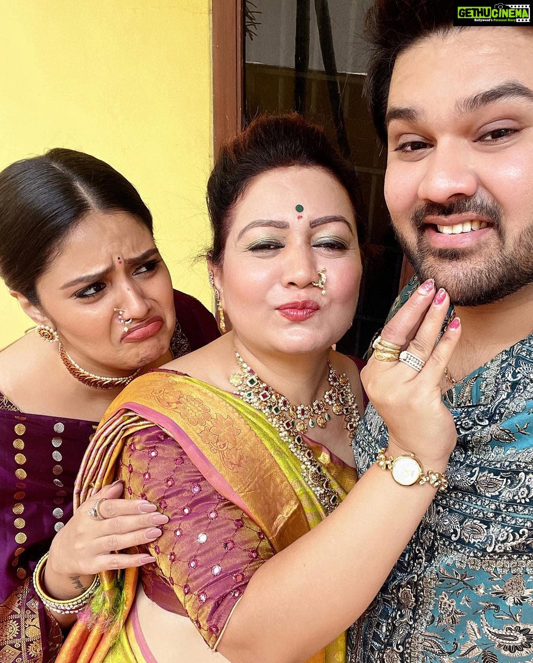 Sreemukhi Instagram - Familia ❤️🧿 At my fav cousins wedding!✨✨ Saree @brandmandir ❤️ Jewellery @pretty.jewelbox #family #love #sreemukhi