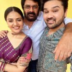 Sreemukhi Instagram - Familia ❤️🧿 At my fav cousins wedding!✨✨ Saree @brandmandir ❤️ Jewellery @pretty.jewelbox #family #love #sreemukhi