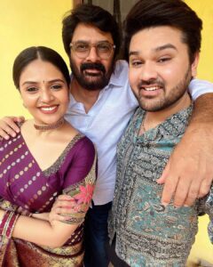 Sreemukhi Instagram - Familia ❤️🧿 At my fav cousins wedding!✨✨ Saree @brandmandir ❤️ Jewellery @pretty.jewelbox #family #love #sreemukhi