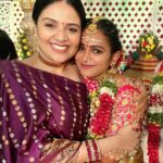 Sreemukhi Instagram - Familia ❤️🧿 At my fav cousins wedding!✨✨ Saree @brandmandir ❤️ Jewellery @pretty.jewelbox #family #love #sreemukhi