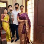Sreemukhi Instagram - Familia ❤️🧿 At my fav cousins wedding!✨✨ Saree @brandmandir ❤️ Jewellery @pretty.jewelbox #family #love #sreemukhi