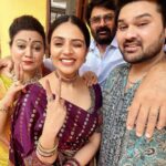 Sreemukhi Instagram - Familia ❤️🧿 At my fav cousins wedding!✨✨ Saree @brandmandir ❤️ Jewellery @pretty.jewelbox #family #love #sreemukhi