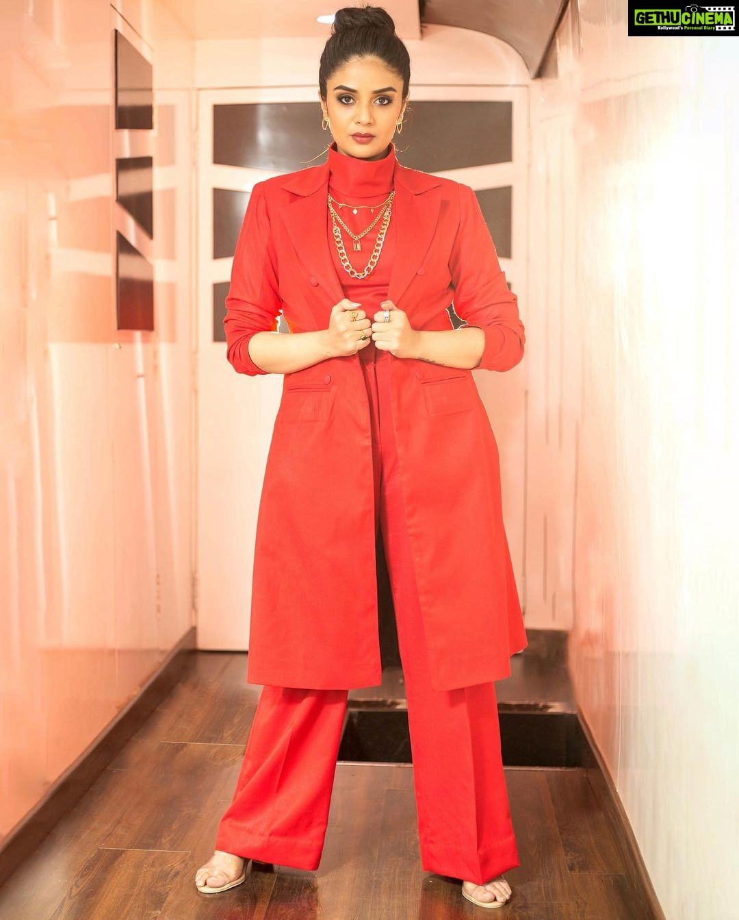Sreemukhi Instagram - SAREGAMAPA ❤️✨ Styling @hemamanohar1 Outfit @ivana_designers Jewellery @pretty.jewelbox PC @chinthuu_klicks Makeup @nookesh.malla Hair @praneetha_beautymakeover #sreemukhi #saregampa #redlove