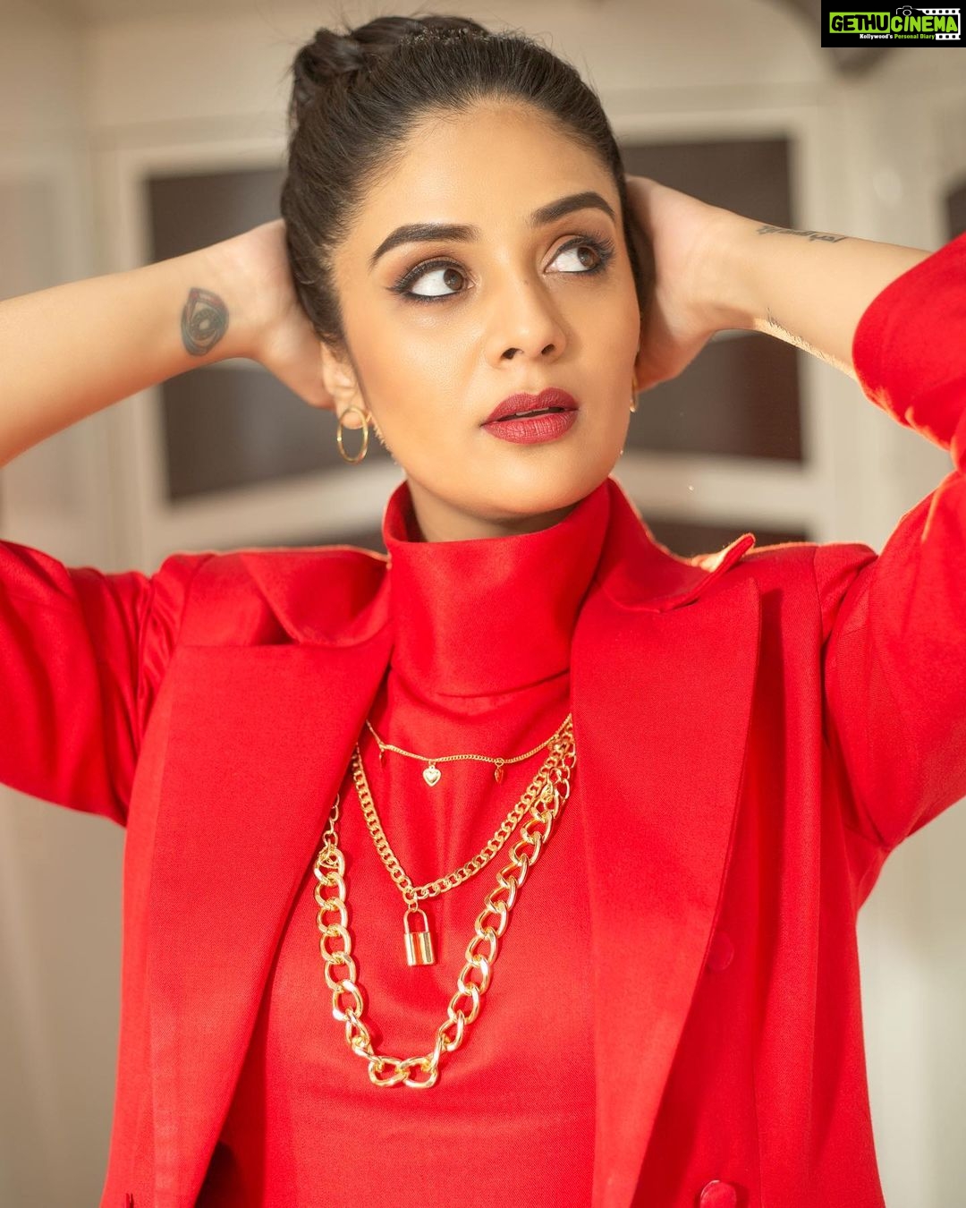 Sreemukhi Instagram - SAREGAMAPA ❤️✨ Styling @hemamanohar1 Outfit @ivana_designers Jewellery @pretty.jewelbox PC @chinthuu_klicks Makeup @nookesh.malla Hair @praneetha_beautymakeover #sreemukhi #saregampa #redlove