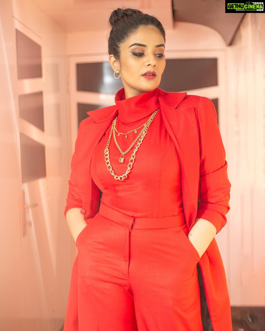 Sreemukhi Instagram - SAREGAMAPA ❤️✨ Styling @hemamanohar1 Outfit @ivana_designers Jewellery @pretty.jewelbox PC @chinthuu_klicks Makeup @nookesh.malla Hair @praneetha_beautymakeover #sreemukhi #saregampa #redlove