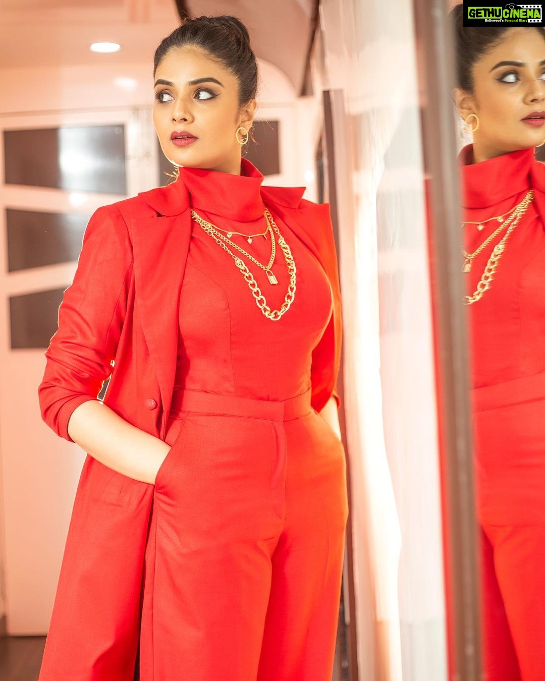 Sreemukhi Instagram - SAREGAMAPA ❤️✨ Styling @hemamanohar1 Outfit @ivana_designers Jewellery @pretty.jewelbox PC @chinthuu_klicks Makeup @nookesh.malla Hair @praneetha_beautymakeover #sreemukhi #saregampa #redlove