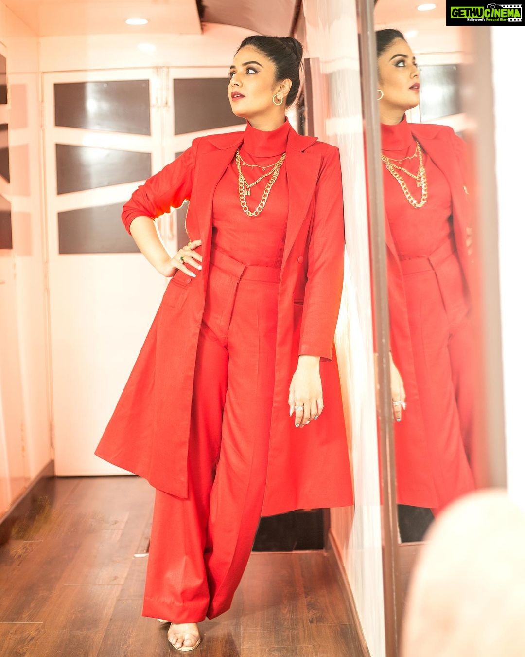 Sreemukhi Instagram - SAREGAMAPA ❤️✨ Styling @hemamanohar1 Outfit @ivana_designers Jewellery @pretty.jewelbox PC @chinthuu_klicks Makeup @nookesh.malla Hair @praneetha_beautymakeover #sreemukhi #saregampa #redlove
