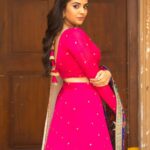 Sreemukhi Instagram - Shubakruthu nama savansthara Ugadi Shubhakankshalu! ❤️ “Full Kicku” on @geminitv at 5pm! ☺️ Celebrations begin! ✨ Outfit @elegance_designerss Styling @hemamanohar1 Jewellery @bcos_its_silver PC @chinthuu_klicks Make up @nookesh.malla Hair @praneetha_beautymakeover #sreemukhi #ugadispecial #fullkicku #geminitv