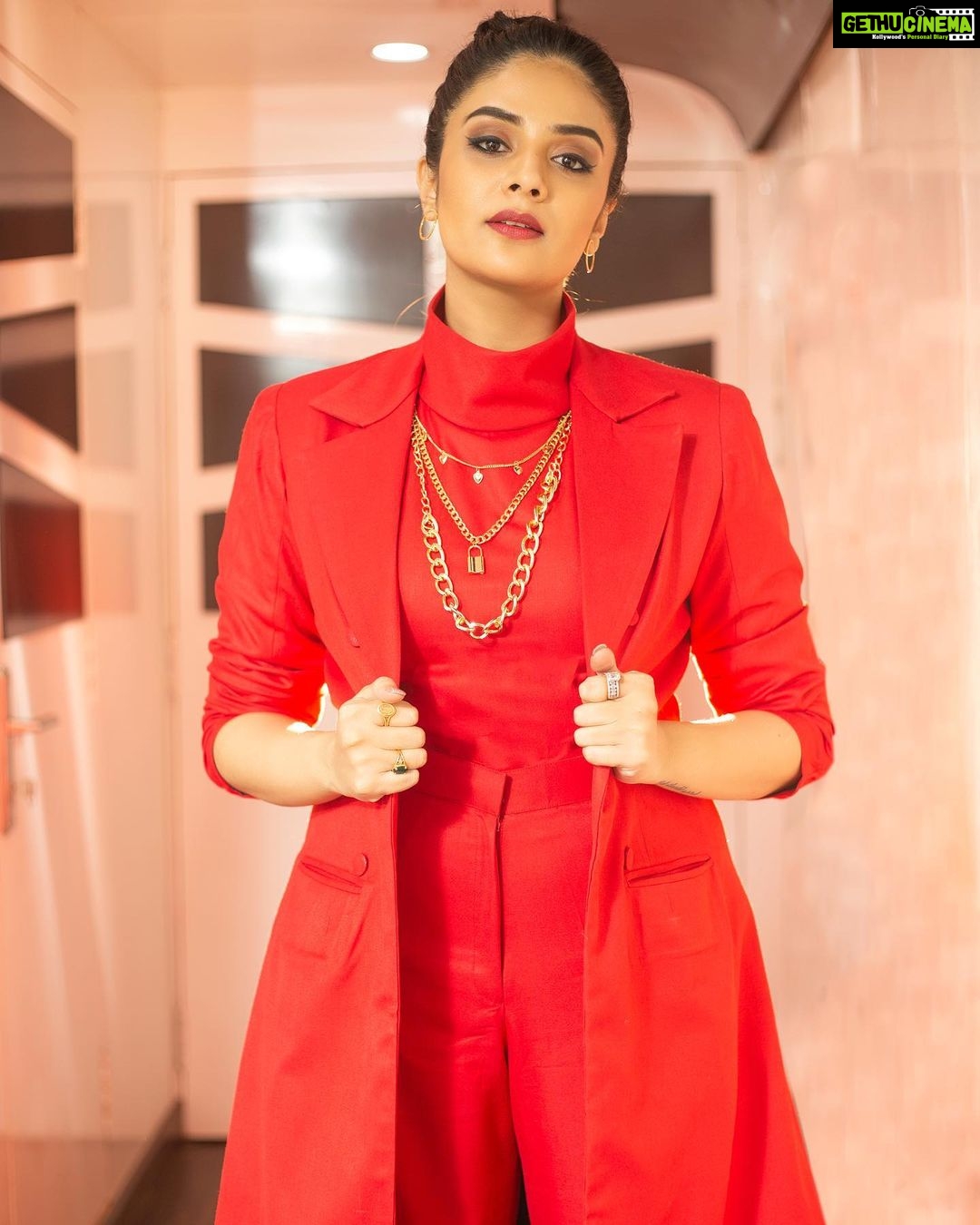 Sreemukhi Instagram - SAREGAMAPA ❤️✨ Styling @hemamanohar1 Outfit @ivana_designers Jewellery @pretty.jewelbox PC @chinthuu_klicks Makeup @nookesh.malla Hair @praneetha_beautymakeover #sreemukhi #saregampa #redlove