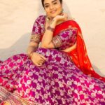 Sreemukhi Instagram - Saregamapa ✨ Ugadi special ❤️ This Sunday on @zeetelugu ✨ Outfit @labelvishwa Styling @hemamanohar1 Earrings @pretty.jewelbox PC @chinthuu_klicks Make up @nookesh.malla Hair @gopi_bridal_makeovers #sreemukhi #ugadispecial #zeetelugu #saregamapa