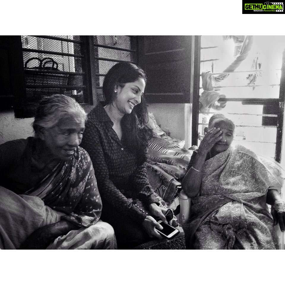 Sriya Reddy Instagram - Something about this picture that just makes me so happy ! This is a old age home that I have been supporting for last few years ,the women there are most fascinating and such lovely women . Pic courtesy my favourite @soondah_wamu . #janethomefortheage