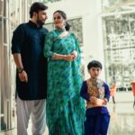 Suja Varunee Instagram – 🥰 The Kumar’s Family 😍

Shiva costume by Kora
Suja costume by @roshanlals_chennai 
Adhvaaith costume by @juzz_kiddin 
MUA @artistrybyolivia 
Hairstylist @jayashree_hairstylist 
Accessories @mspinkpantherjewel 
Photography @weddingssk 

#family #familygoals #familyfirst #mehendi #mehendiceremony #mehendilove Crowne Plaza  Chennai Adyar Park