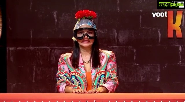 Sunny Leone Instagram - This show is full of hilarious twists and challenges!! It was so much fun performing these crazy tasks!! Par kya karein yeh show hai hi kuch aisa jahan hum phasenge aur aap hasenge! Make you sure watch The Khatra Khatra show, Monday to Friday, at 7pm, only on @voot @farahkhankunder @bharti.laughterqueen @haarshlimbachiyaa30 @rahulvaidyarkv @divyaagarwal_official @pratiksehajpal #TKKS #TheKhatraKhatraShow #TheKhatraKhatraShowOnVoot #VootApp #Voot #NonStopEntertainment #WatchForFree