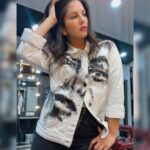 Sunny Leone Instagram – Time to fly home to all my babies in this hip jacket by @freakinsindia  by the way I literally love this designer. It’s always my first choice. 

Styled by @hitendrakapopara assisted by @sameerkatariya92 

Make up by @starstruckbysl 
Hair by @jeetihairtstylist