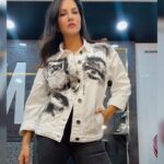 Sunny Leone Instagram – Time to fly home to all my babies in this hip jacket by @freakinsindia  by the way I literally love this designer. It’s always my first choice. 

Styled by @hitendrakapopara assisted by @sameerkatariya92 

Make up by @starstruckbysl 
Hair by @jeetihairtstylist