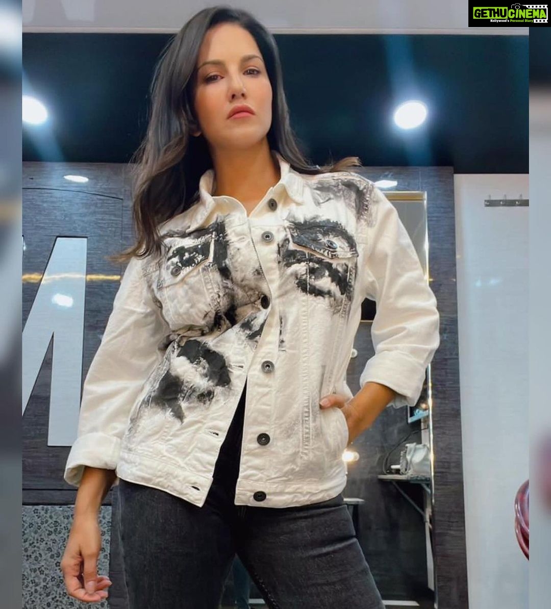 Sunny Leone Instagram - Time to fly home to all my babies in this hip jacket by @freakinsindia by the way I literally love this designer. It’s always my first choice. Styled by @hitendrakapopara assisted by @sameerkatariya92 Make up by @starstruckbysl Hair by @jeetihairtstylist