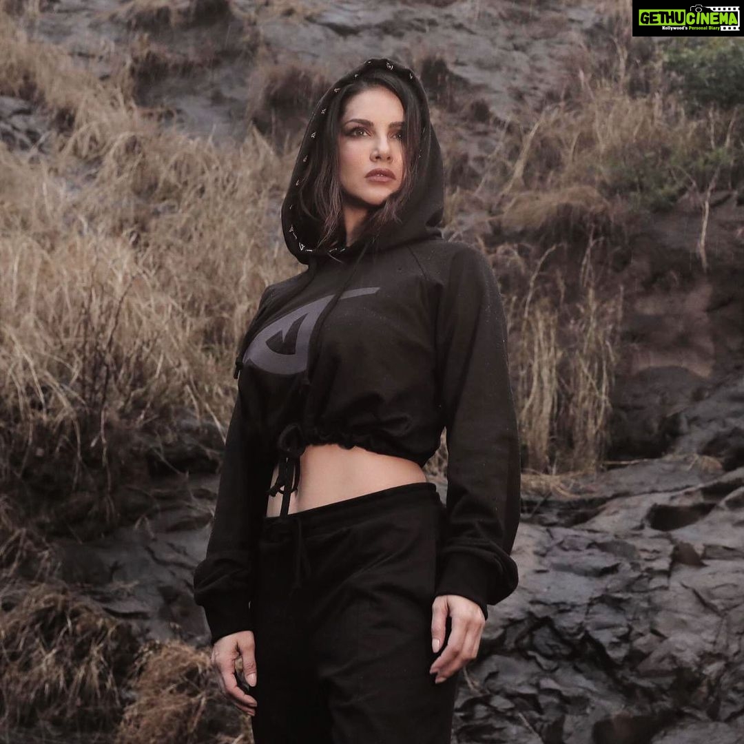 Sunny Leone Instagram - π½πππ πͺπ π¦π£ π π¨π π¨ππͺ . . Check out www.iamanimal.com for these amazing #crueltyfree #certified organic and vegan atheisure clothing!! . . #SunnyLeone #iamAnimal