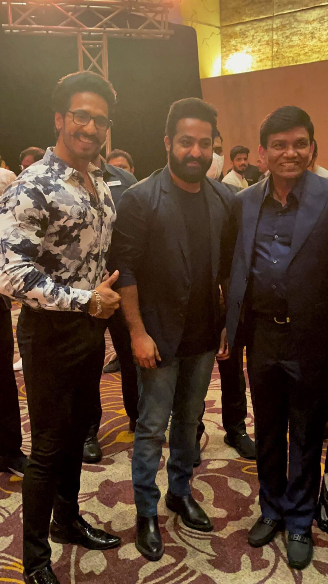 Thakur Anoop Singh Instagram - It’s great to meet someone you admire for his Amazing acting skills but it’s absolutely overwhelming to know that the one you are admiring has also admired you from much before already! Came across the humble @jrntr at #RRR success bash and to my surprise he told me he’s already seen all my Bodybuilding appearances on stage as an Athlete already n loved it! Wow!