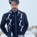 Thakur Anoop Singh Instagram - The transition from seriousness to fun loving laughter happened in seconds as u swipe through these moments! 😀 Sending warm wishes of Chaitra navatri, Ugaadi and Gudi padwa from the chilliest top of Glacier 3000!! Have a blessed year ahead. Love.