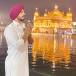Thakur Anoop Singh Instagram – Amritsar Aakar golden temple visit nahi kiya toh Kya zindagi jeeya!! #Waheguru 

After a successful event by @gibbon6_nutrition it was time to pay visit to lord. 
Thanks to Talwinder my stylist for the amazing pagdi and outfit!!