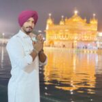 Thakur Anoop Singh Instagram - Amritsar Aakar golden temple visit nahi kiya toh Kya zindagi jeeya!! #Waheguru After a successful event by @gibbon6_nutrition it was time to pay visit to lord. Thanks to Talwinder my stylist for the amazing pagdi and outfit!!