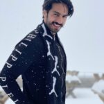 Thakur Anoop Singh Instagram - The transition from seriousness to fun loving laughter happened in seconds as u swipe through these moments! 😀 Sending warm wishes of Chaitra navatri, Ugaadi and Gudi padwa from the chilliest top of Glacier 3000!! Have a blessed year ahead. Love.